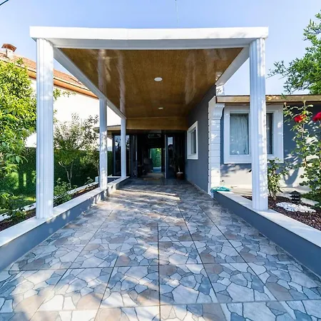 Magnificent Villa With Private Pool And Terrace Close To The Airport In Muratpasa *