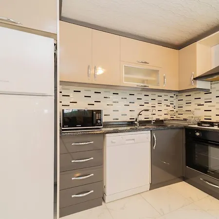 ヴィラ Magnificent Villa With Private Pool And Terrace Close To The Airport In Muratpasa
