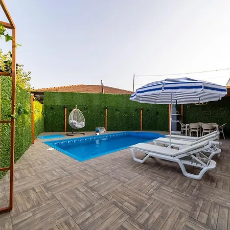Magnificent Villa With Private Pool And Terrace Close To The Airport In Muratpasa *