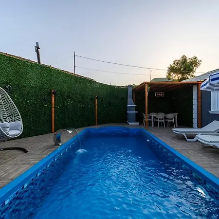 Magnificent Villa With Private Pool And Terrace Close To The Airport In Muratpasa