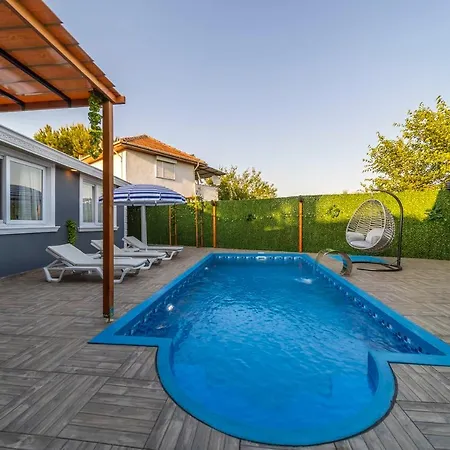 Villa Magnificent Villa With Private Pool And Terrace Close To The Airport In Muratpasa